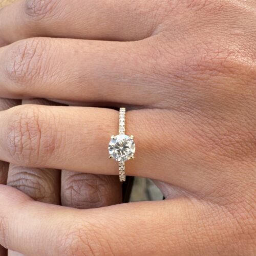 Natuurlijke diamanten ring, met een edelsteen van 0,86ct omringd met een 14k geelgouden ring.